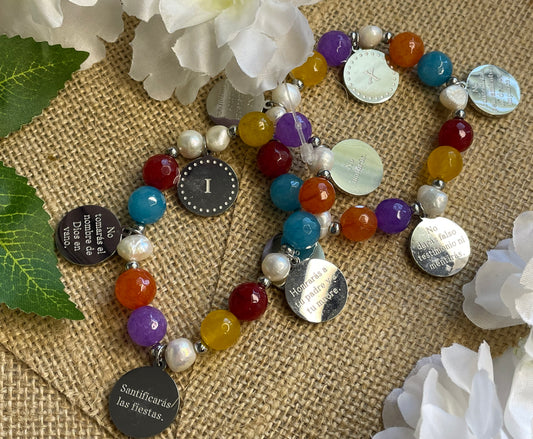 Pulsera de Acero Inoxidable con Piedras de Colores y Dijes de los 10 Mandamientos